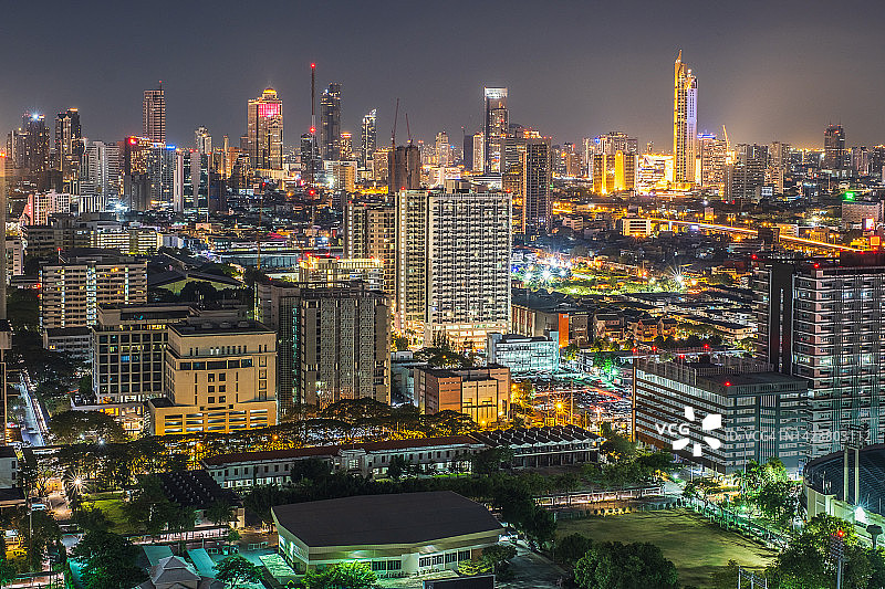 曼谷城市天际线的Rama 4路Silom商业区的城市夜景，高角度视图，泰国图片素材