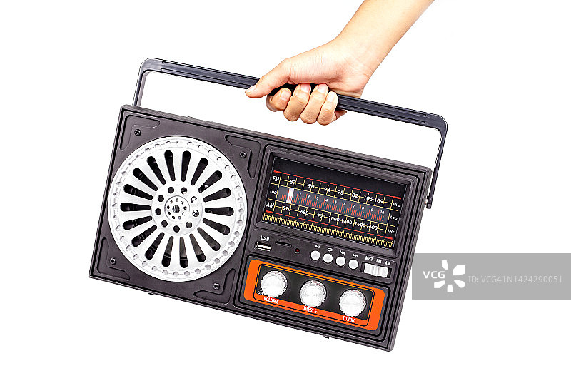女人的手拿着新的现代收音机接收器AM, FM, MP3便携式隔离在白色背景上。图片素材