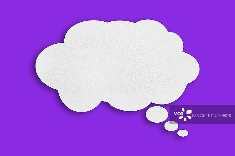 在紫色背景的衬托下，白色的云纸语音泡泡形状图片素材