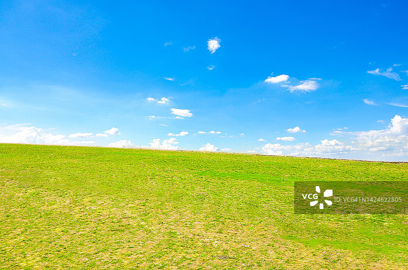 中国广东省江门市新会区七宝镇乡村风景中的草地和蓝天。图片素材