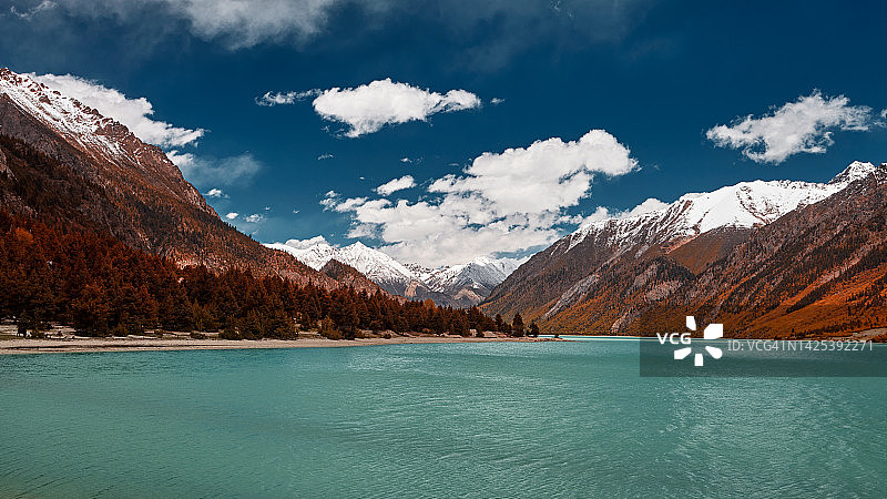 西藏美丽的湖泊图片素材
