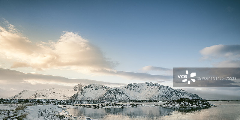 挪威罗浮敦雪景的冬季日落图片素材