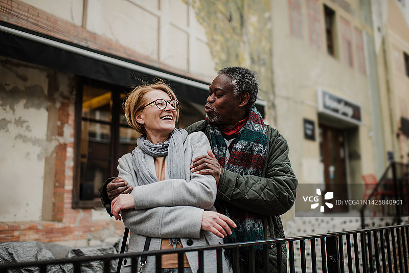 跨种族老年夫妇的生活方式图片素材