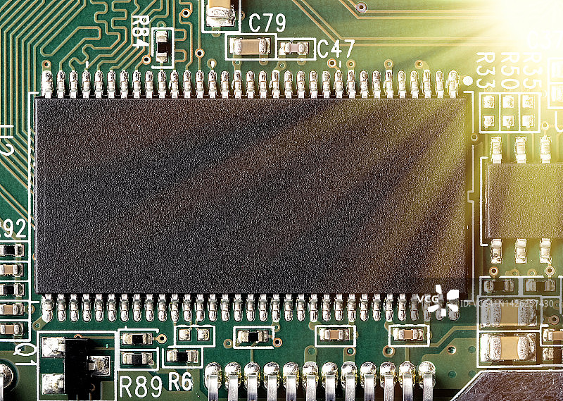 印刷电路板电子芯片元件的高角度全景图。图片素材
