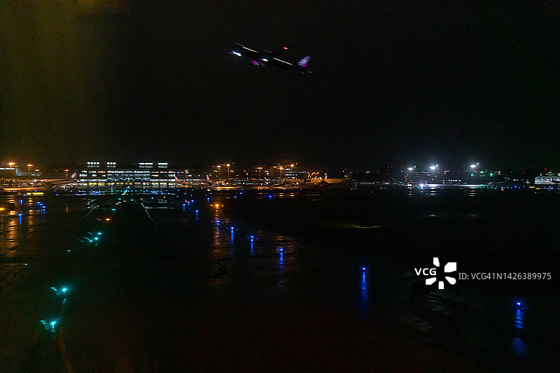 日本那霸市灯火通明的那霸机场图片素材