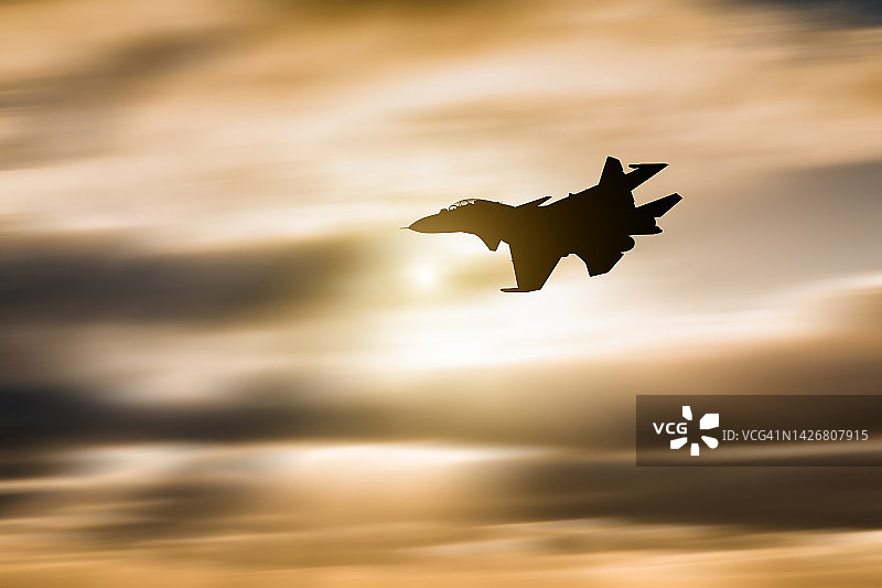 战斗机在日落时分。军事航空图片素材