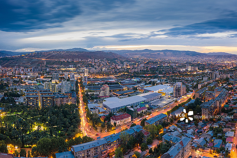 格鲁吉亚首都第比利斯的夜景鸟瞰图图片素材