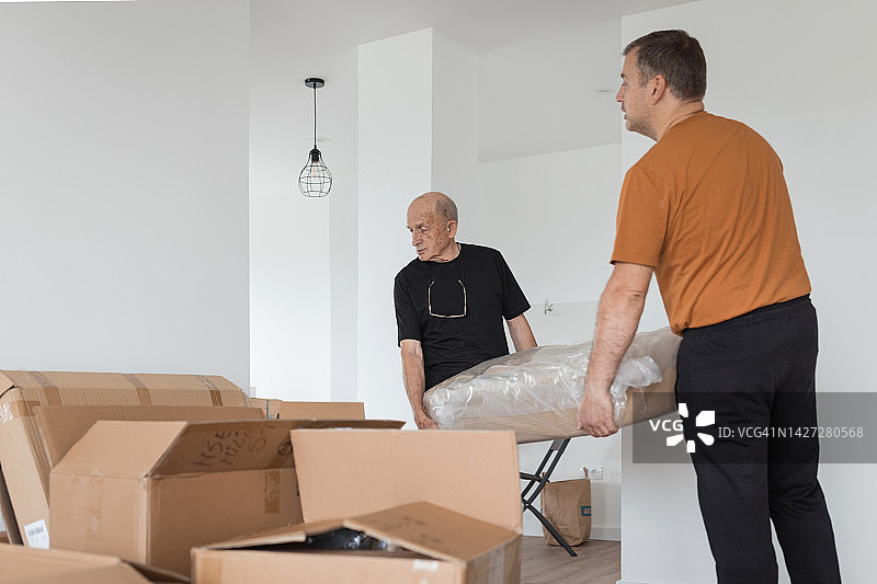 当人们搬进公寓时，他们在寻找把新家具放在哪里图片素材