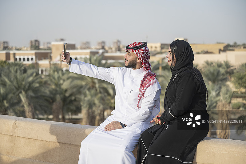 沙特男女在露天博物馆自拍图片素材