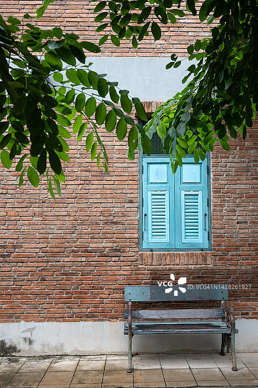 砖墙与蓝色木制窗户的镜头图片素材