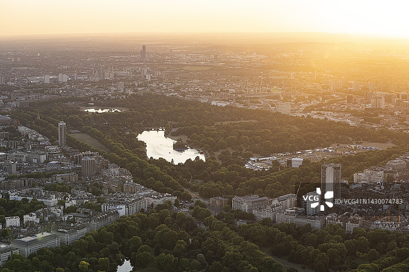 从伦敦上空鸟瞰日落时分的海德公园和城市天际线图片素材