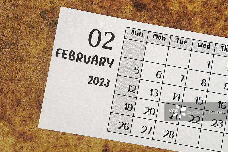 2023日历台:2月是组织者用旧的垃圾纸做计划和截止日期的月份。图片素材