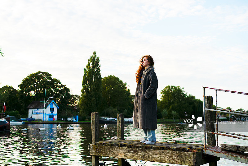 女人站在水边看风景图片素材