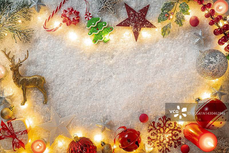 圣诞背景，冬天的雪和杉树与小玩意和c图片素材