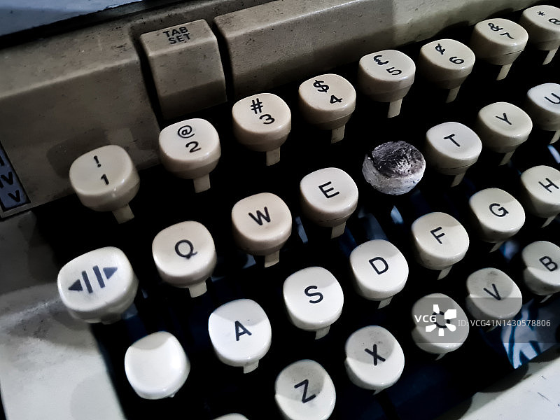 打字机，老式打字机键盘和标准键盘图片素材