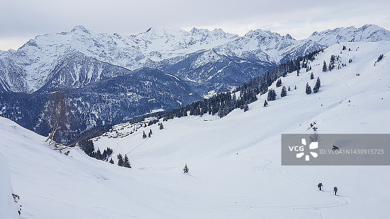 两名登山者在瑞士阿尔卑斯山的野外滑雪，无人机拍摄图片素材