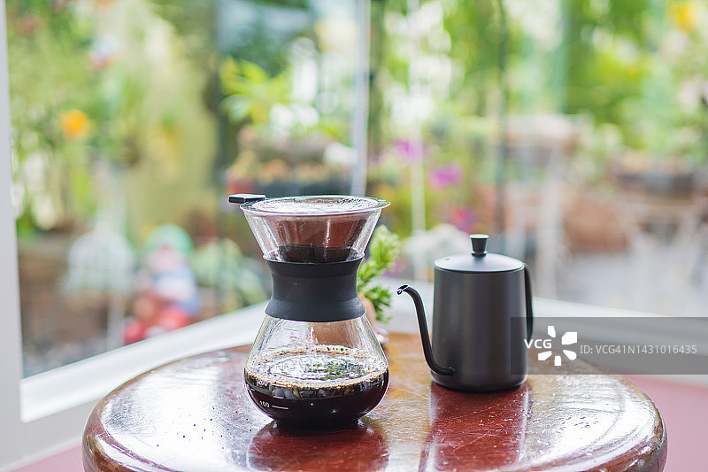 滴滤咖啡是一种制作咖啡的简单方法。可以很好地衬托出烘焙咖啡的味道。冲泡的方法是把热水倒过咖啡粉。通过过滤器将咖啡水和咖啡渣分离我们选择图片素材