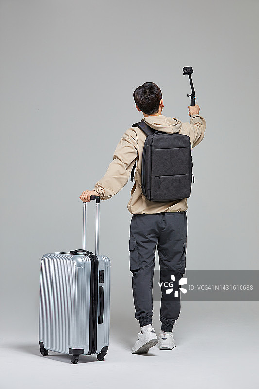 男性，旅行，轮式行李箱，海外旅行，独自旅行，后景图片素材