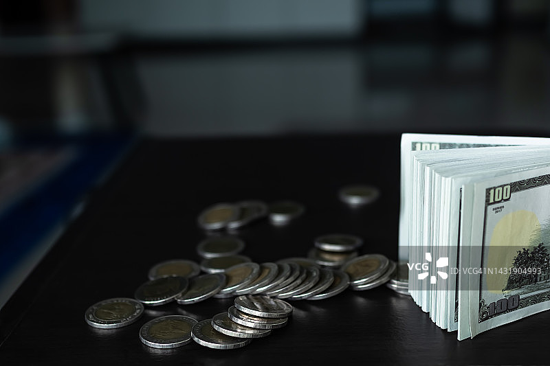 堆叠硬币和银行纸币美元。泰国银行汇率图片素材