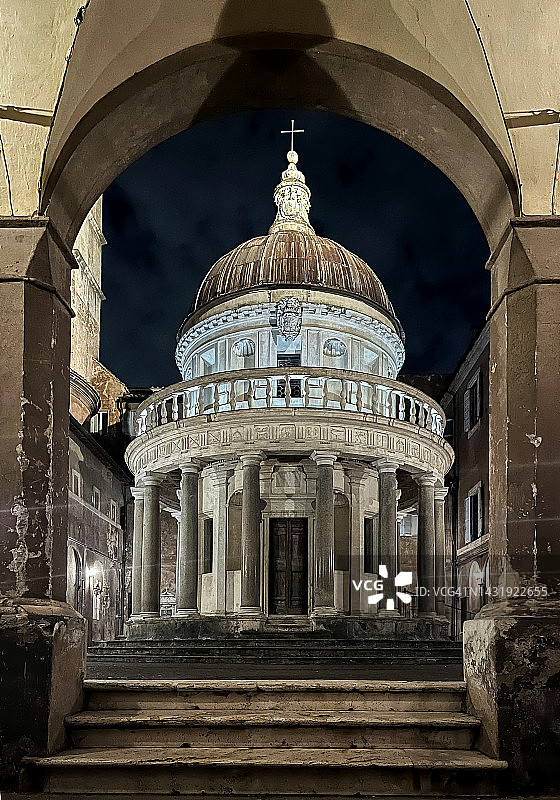 意大利拉齐奥罗马的“蒙托里奥的圣彼得教堂”(又名“布拉曼特教堂”)夜间灯火通明，是联合国教科文组织的遗产图片素材