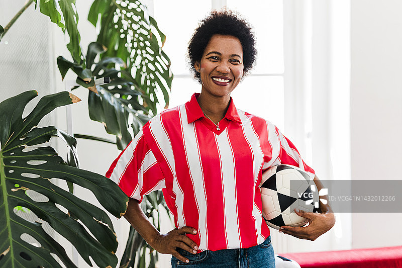 画像中年成年女性足球球迷穿着运动衫，为她的国家队在世界锦标赛上欢呼图片素材