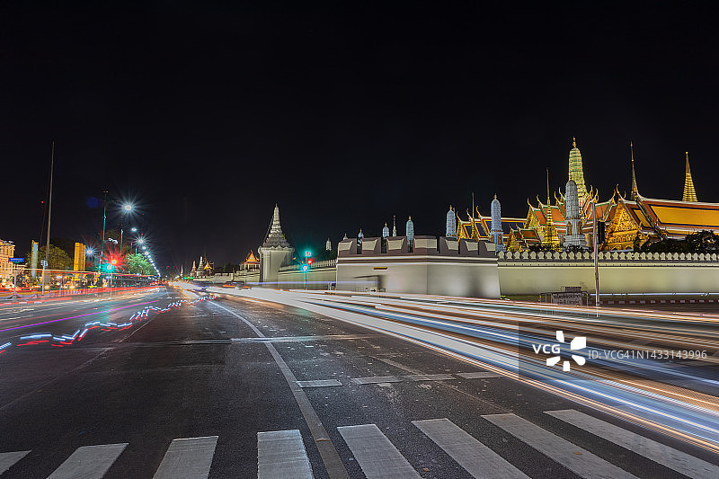 大宫殿，曼谷，泰国。日落时美丽的城市景观和建筑，古老的大皇宫，日落时的泰国文化。泰国著名的旅游景点图片素材