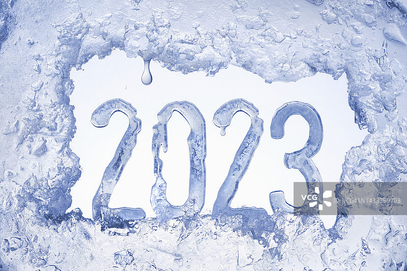 在蓝色冰框中迎接2023年的新年图片素材