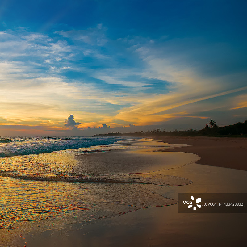 热带海边的日落。图片素材