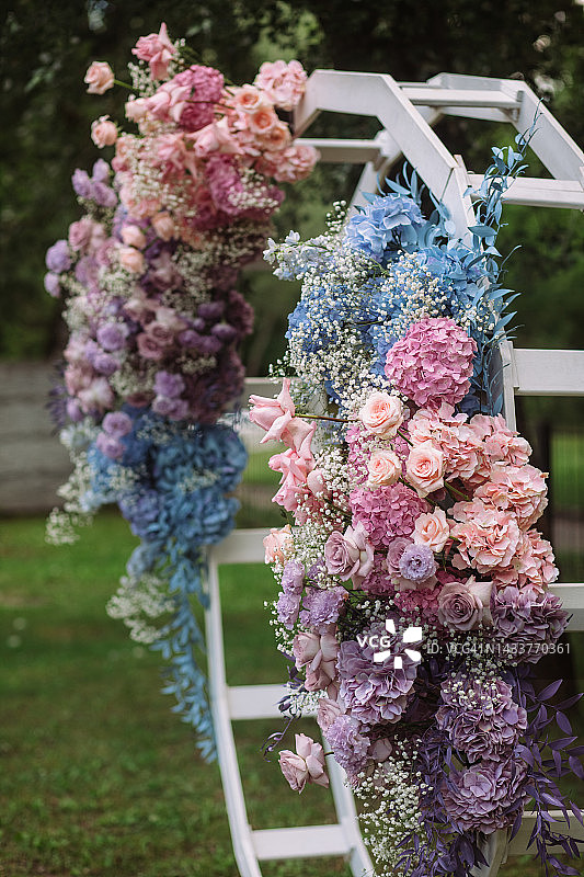 婚礼上有鲜花。用乡村风格的鲜花装饰的婚礼拱门。图片素材