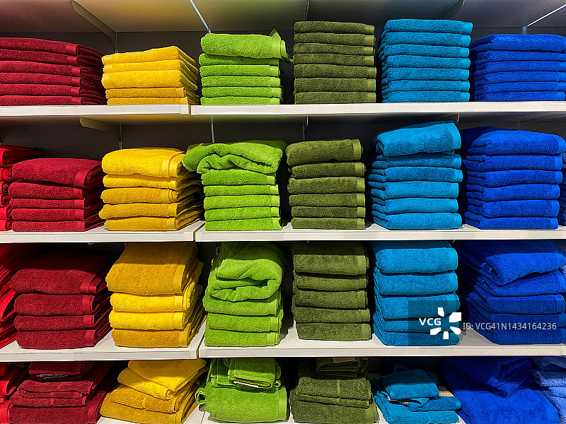 商店货架上五颜六色的毛巾图片素材