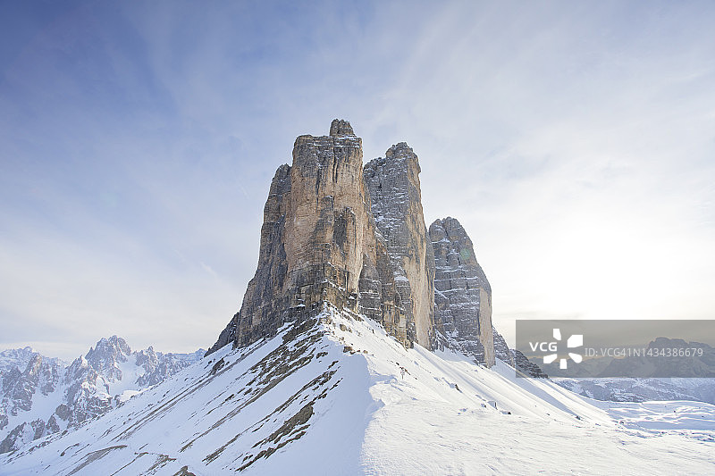 在一个阳光灿烂的日子里，意大利多洛米茨的拉瓦雷多山脉被皑皑白雪覆盖图片素材