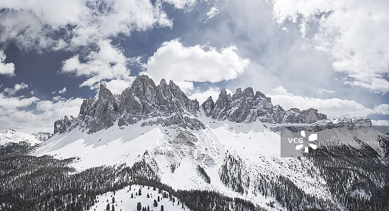 在一个阳光明媚的日子里，积雪覆盖的山脉引人注目。图片素材