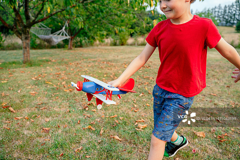 近距离细节儿童飞行飞机玩具孤立在绿色的自然背景图片素材