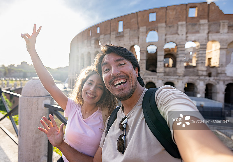 一对快乐的游客在罗马与大剧场自拍图片素材