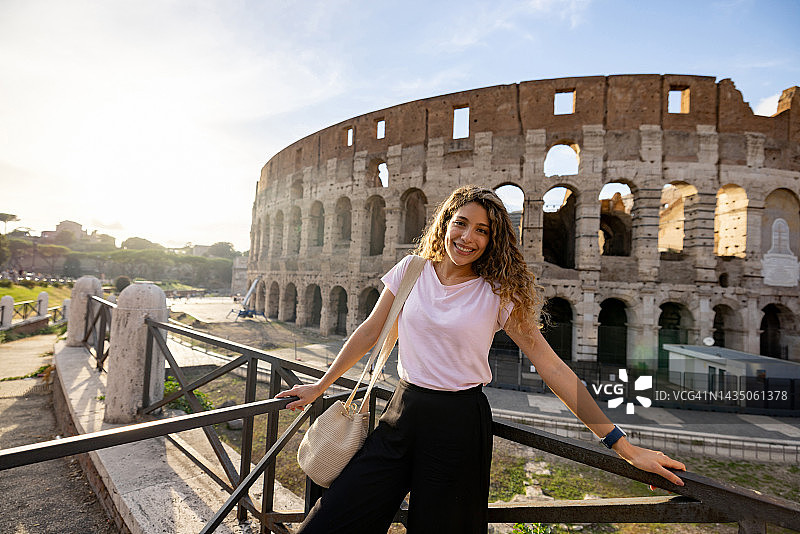 参观罗马大剧场的快乐游客图片素材