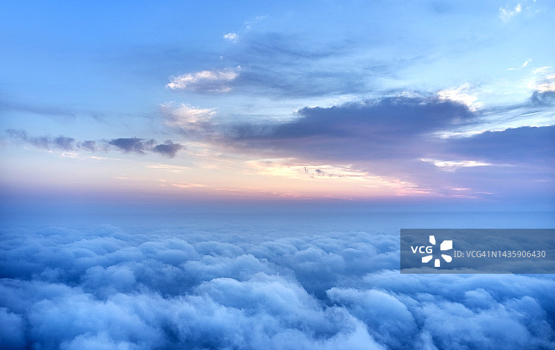 日出时的半空云景背景图片素材