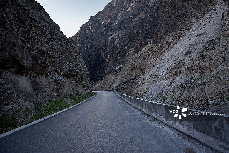 在西藏阿里高原的悬崖上修建了一条快速通道图片素材
