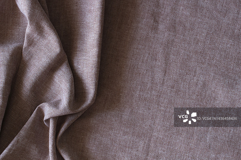 抽象褶皱亚麻织物质地背景。天然灰紫色、浅粉红色染色亚麻布有机生态纺织品帆布底色。俯视图图片素材