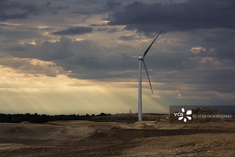 清洁能源，风能转化为电能的风车。图片素材