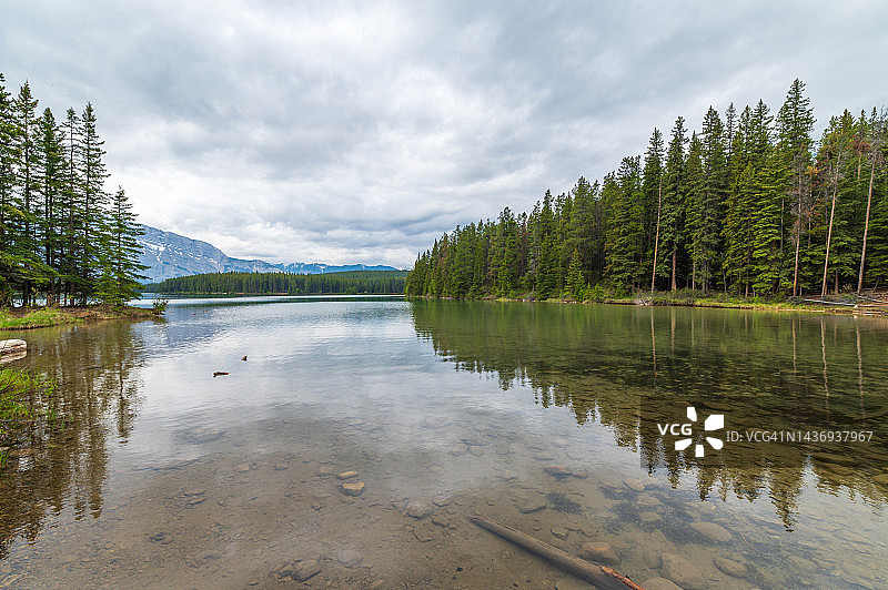 加拿大班夫国家公园的两个杰克湖图片素材