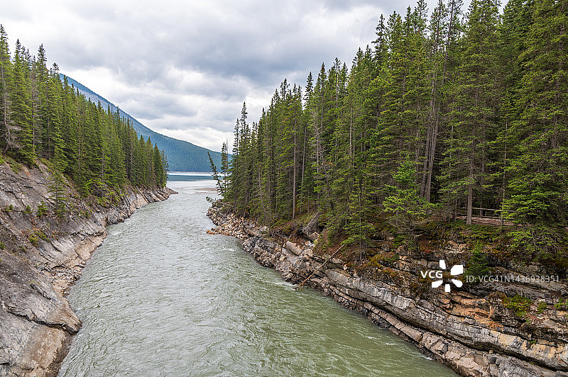 加拿大班夫国家公园斯图尔特峡谷的河流图片素材