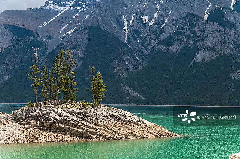 加拿大班夫国家公园明尼万卡湖岩石上的树木图片素材