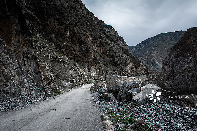 这条高速公路建在西藏阿里高原的悬崖上图片素材