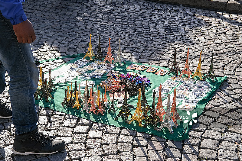 巴黎的纪念品小贩，微缩的埃菲尔铁塔图片素材