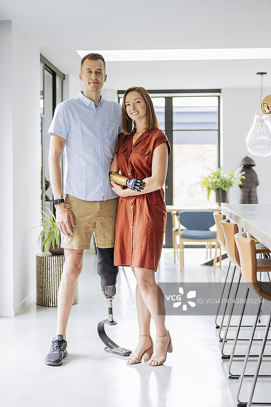 室内肖像年轻夫妇戴现代假肢图片素材