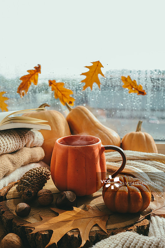秋天窗台上的静物，一杯茶，蜡烛，南瓜，树叶，感恩的房子内部图片素材