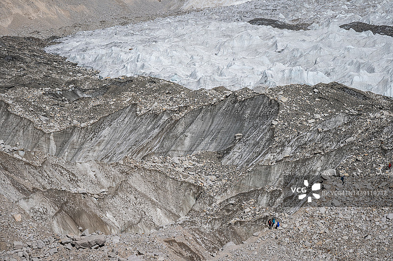 在前往尼泊尔珠穆朗玛峰大本营的途中，昆布冰川的景色。图片素材