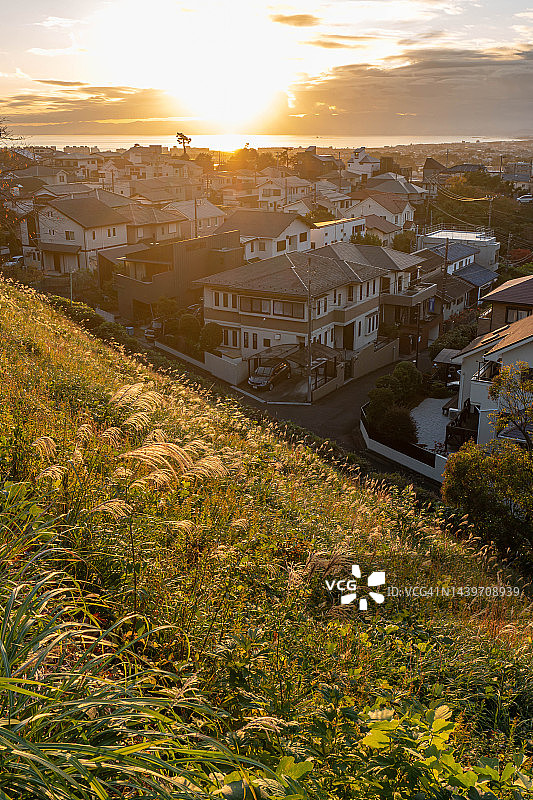 日本神奈川住宅区的日落阳光图片素材