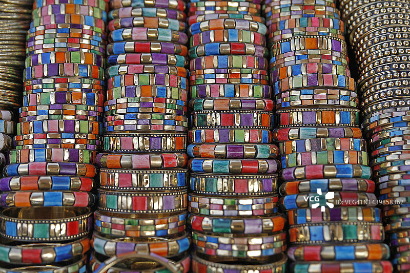 摩洛哥市场上出售的手镯图片素材