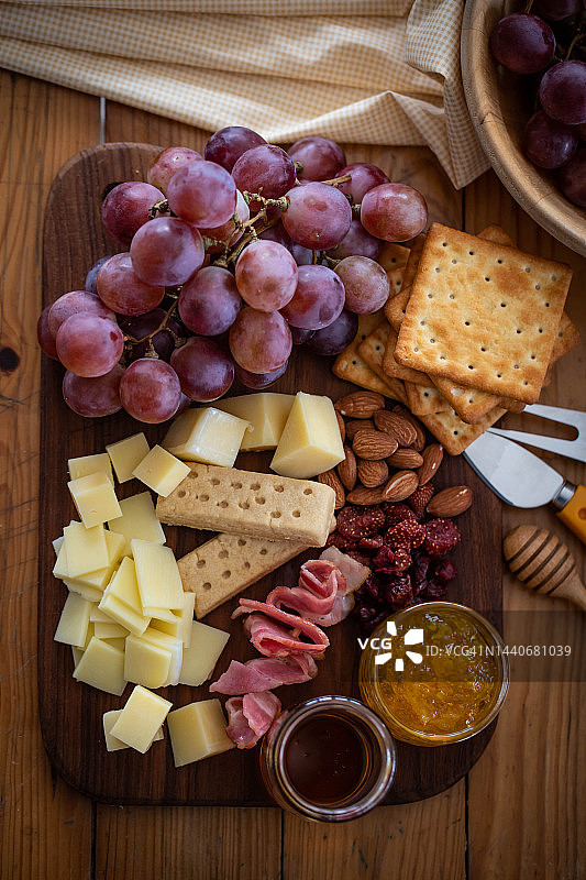 奶酪板，奶酪拼盘。美味的开胃菜放在木桌上图片素材